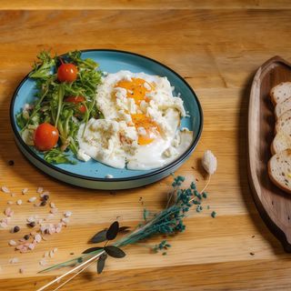 Ouă ochi cu telemea și mix de salată