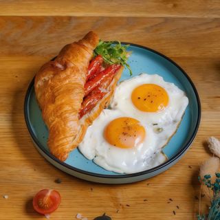 Ouă ochi cu cârnați și croissant