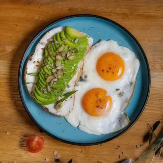 Ouă ochi cu cremă de brânză și avocado