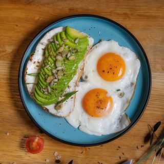 Ouă ochi cu cremă de brânză și avocado