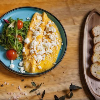 Omletă cu brânză și mix de verdețuri