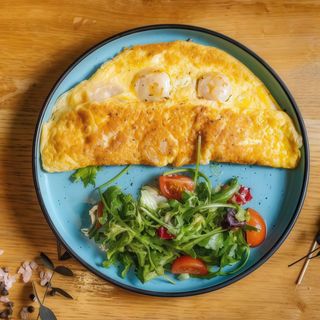 Omletă cu creveți și  mix de verdețuri