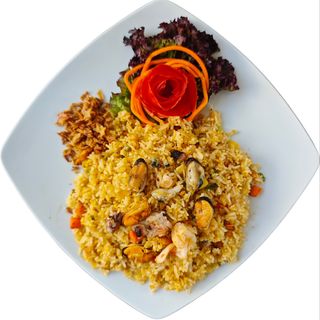 Orez la wok cu fructe de mare