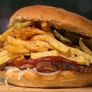 Hamburger cu ceafa de porc