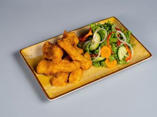 Pui in pesmet prajit cu sos maioneza si salata