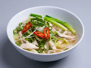 Taitei Pho cu pui trasi la wok