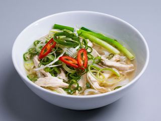 Taitei Pho cu pui trasi la wok