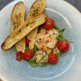 Creveti AOP cu rosii cherry pe pat de rucola