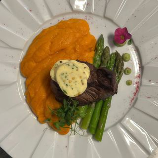 Muschi de vita / piure dulce / sparanghel sote