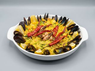 Paella con frutti di mare (2 persoane)