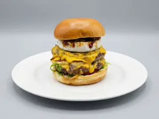 Double Hyped burger, cartofi copti cu parmezan