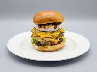 Double Hyped burger, cartofi copti cu parmezan