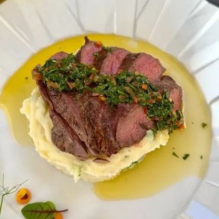 Tagliata de Vită, Piure cu Broccoli și Usturoi, Confit cu Chimichurri