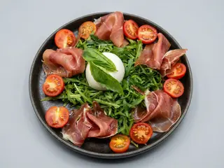 Burrata cu rucola, rosii cherry
