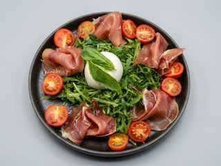 Burrata cu rucola, rosii cherry