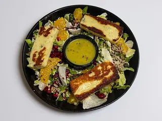 Salata cu halloumi