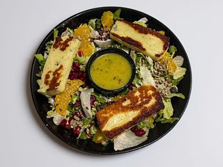 Salata cu halloumi