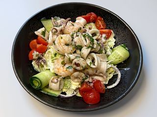 Salata cu creveti si baby calamari