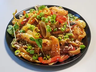Tagliatelle cu creveti in  stil asiatic 