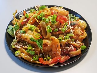 Tagliatelle cu creveti in stil asiatic