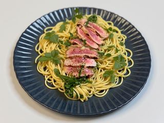 Spaghetti AOP con filetti di tonno e rucola fresca
