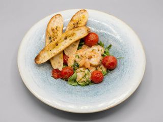 Creveti AOP cu rosii cherry pe pat de rucola