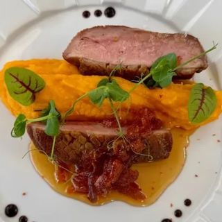 Piept de rață, piure de dovleac și dulceață de gutui cu fulgi de chili