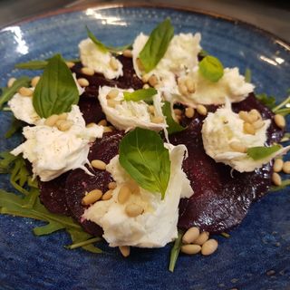 Salată cu sfeclă și mozzarella di Bufala