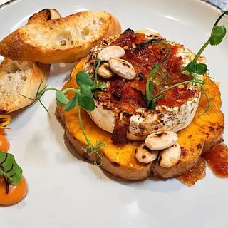 Dovleac copt cu camembert, dulceață de gutui cu fulgi de chili și migdale coapte