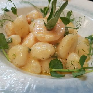 Gnocchi cu creveți, salvie și lămâie