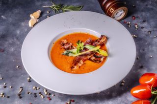 Supă crema de roșii cu bacon