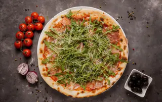 Pizza crudo e rucola