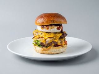 Double hyped burger, cartofi copti cu parmezan