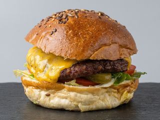 Beef burger cu cartofi wedges cu parmezan 