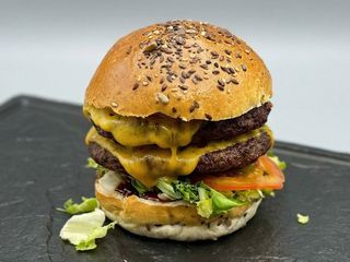 Make it double burger, cartofi wedges cu parmezan