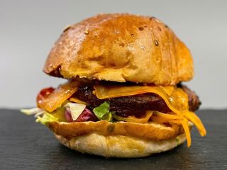 Cheesy burger, cartofi wedges cu parmezan