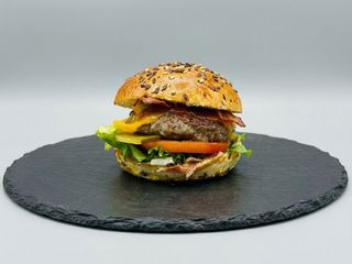 Classic burger, cartofi prăjiți, sos bbq