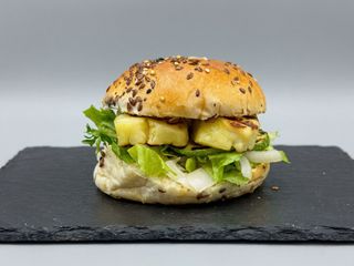 Halloumi burger, cartofi chips, sos maioneză cu iaurt