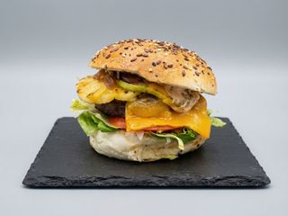 Aloha burger, cartofi wedges, sos rose