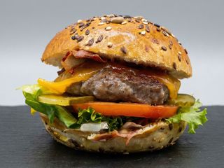 Don Diablo burger, cartofi wedges, sos Samurai