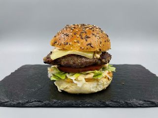 Il Formaggio burger, cartofi chips, sos chili mayo