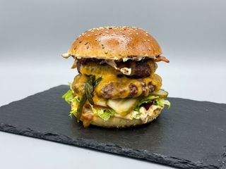 Smokin hot double burger, cartofi chips, sos chili mayo