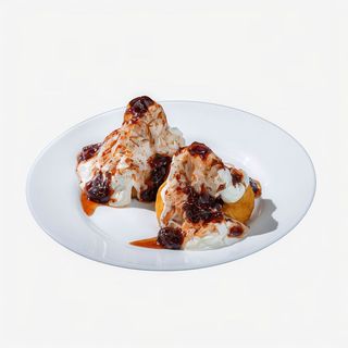 Papanaşi cu smântâna si gem de afine