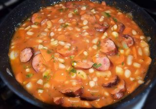 Iahnie de fasole cu cârnați afumați de casa