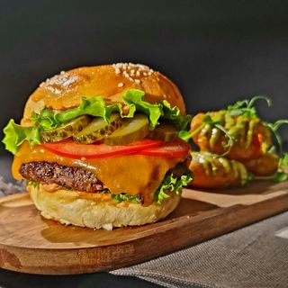 Hofmade cheeseburger menu si suc la alegere