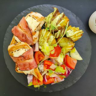 Piept de pui la plita cu telemea si bacon