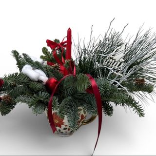 Cană florală cu accesorii și brad