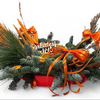 Aranjament - bomboană florală cu accesorii portocalii și brad