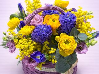 Coș Floral Luxury cu Ranunculus & Mimosa – Spring Exclusive