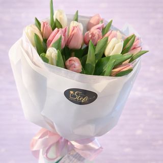 Buchet cu 19 Lalele Roz și Albe